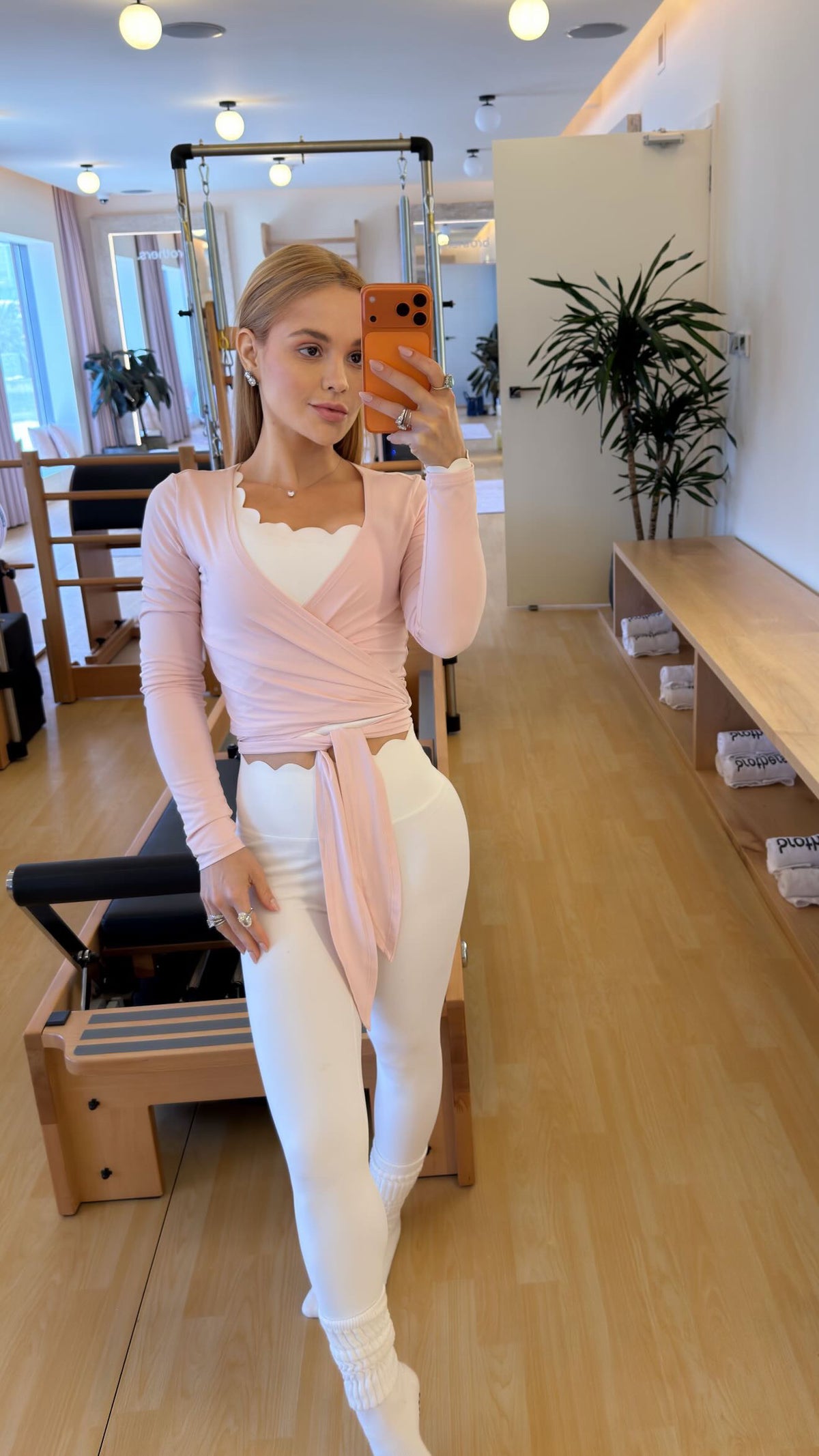 Conjunto Pétala - Blusa Assimétrica Branca + Legging Skinny